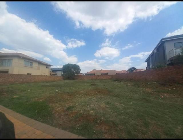 LAND FOR SALE IN RASLOUW GARDENS